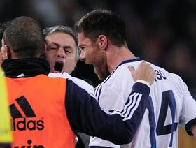 ألونسو يُزاحم مورينيو وبيلغريني على زعامة "نصير الشبان"