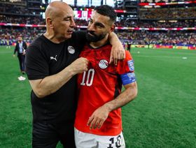 عين محمد صلاح على حسام حسن طوال مباريات مصر.. ما السبب؟