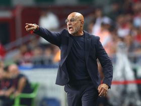 مدرب إسبانيا مندهش من انتقادات فليك وينفي خلافهما بسبب يامال