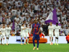 الليغا تستنكر هتافات مسيئة ضد برشلونة وجماهيره في الكلاسيكو