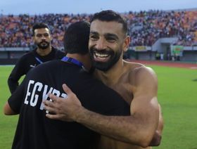 شاهد.. محمد صلاح يتسلّم هدية خاصة من منتخب بوركينا فاسو