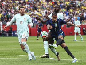 إصابة عضلية "طفيفة" لرافينيا مع البرازيل تقلق برشلونة