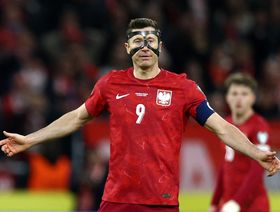 ليفاندوفسكي يلمّح إلى اعتزاله بعد عدم تأهل بولندا لكأس العالم