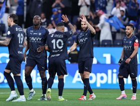 شاهد.. الهلال يتقدّم على الاتحاد بالشوط الأول وطرد حسن كادش