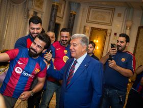 مشجّع لبرشلونة يتبرّع لجوان لابورتا بدولار واحد لتعزيز الفريق