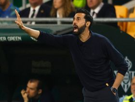 ألفارو أربيلوا يتجاهل جوزيه مورينيو.. ويرفض انتقاد لاعبي ريال مدريد