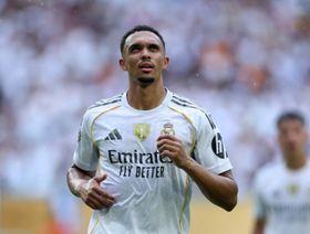 صدمة.. أرنولد مهدد بالغياب عن قمة ريال مدريد وسان جيرمان