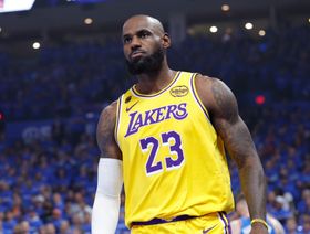 قرار صادم من الملك.. ليبرون جيمس يودع ليكرز ويشعل سوق NBA