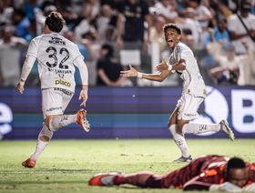 شاهد.. لاعب أرجنتيني يخطف الأضواء من نيمار في فوز قاتل لسانتوس