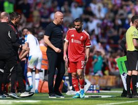 محمد صلاح يغادر أنفيلد "مصاباً".. فهل يكون الوداع الأخير؟