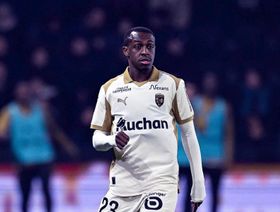 سعود عبد الحميد يقود لانس لانتزاع صدارة الدوري الفرنسي من باريس سان جيرمان