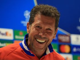 سيميوني يسخر من "خرافة فندق لندن" قبل مواجهة أتلتيكو مدريد وأرسنال