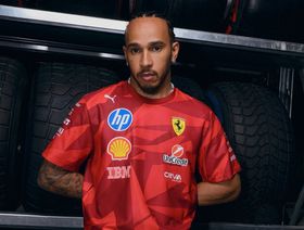 هاميلتون ينفي وجود خلافات في فيراري بعد انتقادات رئيس الفريق