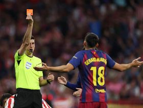 لجنة حكام الليغا: لاعب برشلونة كان يستحق الطرد أمام أتلتيكو مدريد