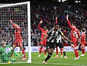 إيزاك يطلب الرحيل.. وليفربول يواصل تصدر المشهد