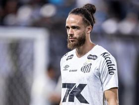 الجزائري زميل نيمار يثير أزمة في سانتوس وسط نتائج كارثية