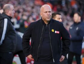 هل يدفع بيب غوارديولا مدرب ليفربول آرني سلوت إلى الرحيل لبايرن ميونيخ؟