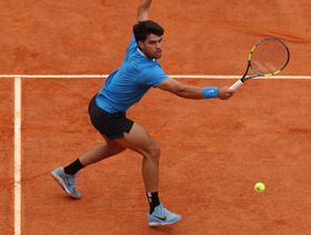 كارلوس ألكاراز ينسحب من بطولة برشلونة للتنس للإصابة