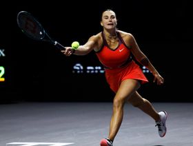 سابالينكا تهزم بيغولا وتقترب من نصف نهائي البطولة الختامية للتنس في الرياض