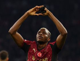 أوسيمين "التاريخي" يسجل هاتريك في فوز غلطة سراي على أياكس