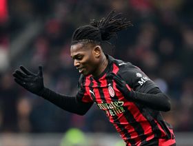 ميلان يمدد مسيرته الخالية من الهزائم بتعادل مثير مع جنوى