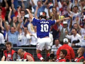 جدل مستمر.. لماذا حرم زيدان من العلامة الكاملة بعد نهائي مونديال 1998؟