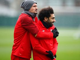 مدافع ليفربول السابق يُساند صديقه محمد صلاح بالسخرية من كاراغر