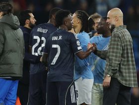 شاهد.. مشادة بين بيب غوارديولا وأنطونيو روديغر تنتهي بـ"قبلة طائرة"