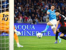 شاهد.. بوليتانو يقود نابولي لإسقاط ميلان والانفراد بالمركز الثاني