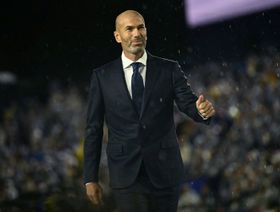 هل تتسبب حرب أديداس-نايكي في حرمان زين الدين زيدان من حلمه؟