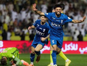 شاهد.. الهلال يقلب الطاولة على الخليج ويشدد الخناق على النصر