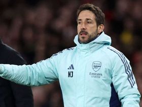 السعودية تستعير "مدرب الكرات الثابتة" في أرسنال بملحق المونديال