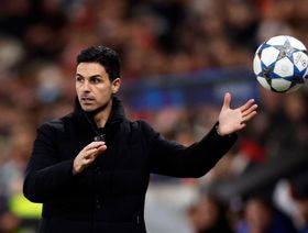 أرتيتا قبل مواجهة أرسنال وسندرلاند: تشاكا جعلني مدرباً أفضل