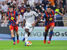 شاهد.. فينيسيوس ينهي صياماً تهديفياً طويلاً بهدف جميل ضد برشلونة