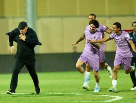 شاهد.. احتفال "جنوني" لبن زكري بعد ضمان الخلود البقاء بدوري روشن السعودي