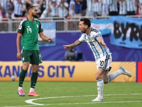 شاهد.. ميسي يسجل هدف التقدّم للأرجنتين أمام الجزائر ويذرف دموعاً