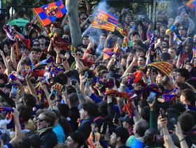 مشجعون لبرشلونة يهتفون بالموت لفينيسيوس قبل نهائي كأس الملك
