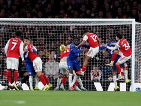 يايا توريه ينتقد التركيز على الركلات الثابتة في قمة أرسنال وتشيلسي