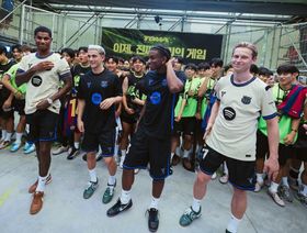 فليك يرافق نجوم برشلونة في التسوّق.. من اشترى قميص ميسي ولماذا تجنبوا رونالدو؟