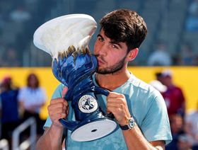 ألكاراز يتوّج ببطولة سينسيناتي بعد انسحاب سينر