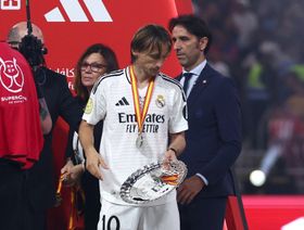 بيريز يواسي مودريتش بعد سقوط ريال مدريد في نهائي السوبر