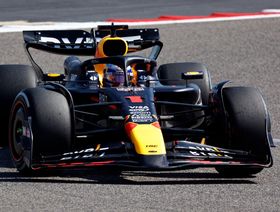 فورمولا 1: فيرشتابن ينذر منافسيه في اختبارات البحرين