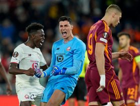 تصدى لركلة جزاء 3 مرات.. أوزير يقود ليل لفوز مثير على روما