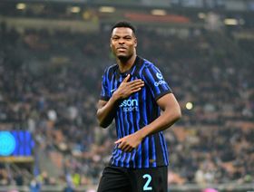 ليفربول يستفسر عن دومفريس "المصاب" بعد مشاكل الدفاع