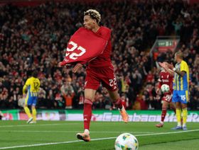 تشيلسي وليفربول يتأهلان بشق الأنفس في كأس الرابطة وطرد غريب