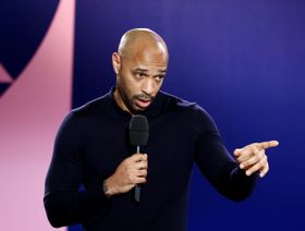 تييري هنري يوجه تحذيراً إلى ليفربول