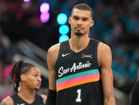 ويمبانياما يدخل تاريخ دوري السلة الأميركي بجائزة أفضل مدافع