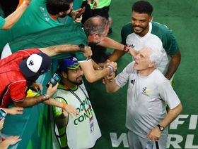 بروس مدرب جنوب إفريقيا يعجز عن وصف شعوره بعد بلوغ دور 32