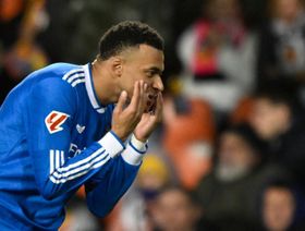 مبابي يصف حكام مباراة فالنسيا بـ"المهرجين"