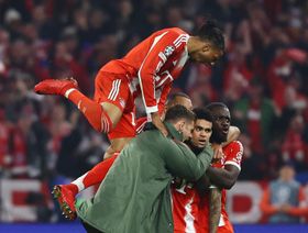 بايرن ميونيخ يسخر من ريال مدريد.. مستحضراً لاعباً أسطورياً متوفياً